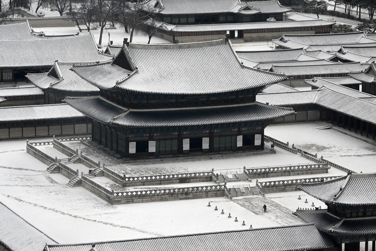 Gyeongbokgung, the main Joseon-era royal palace, is seen covered in snow in February. (Herald DB)