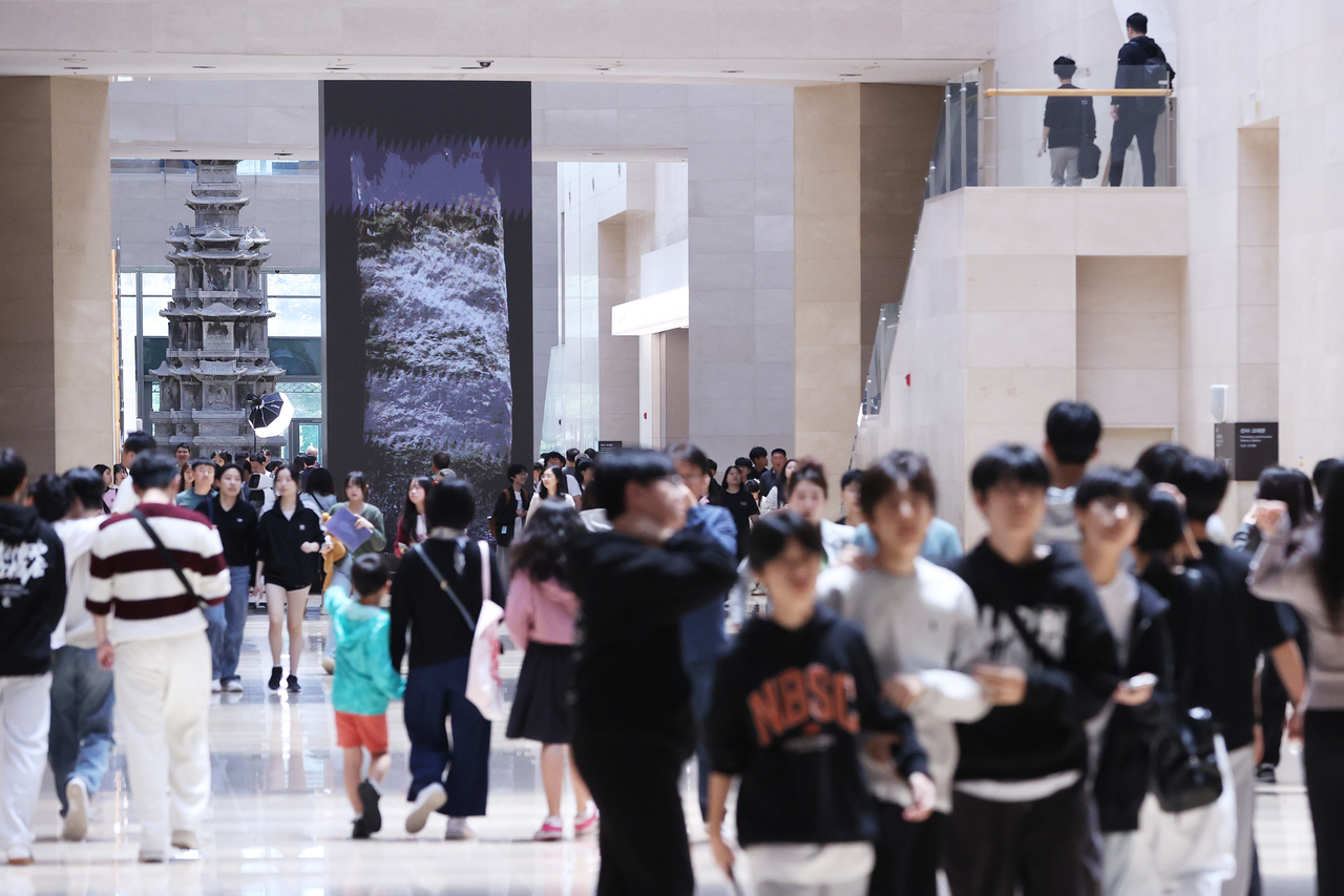 Visitors at the National Museum of Korea in Seoul, Oct. 17 (Yonhap)
