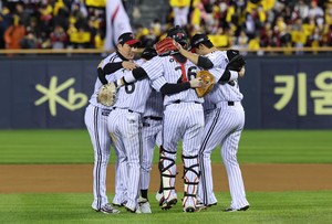 Twins pummel Eagles to take 2-0 lead in Korean Series