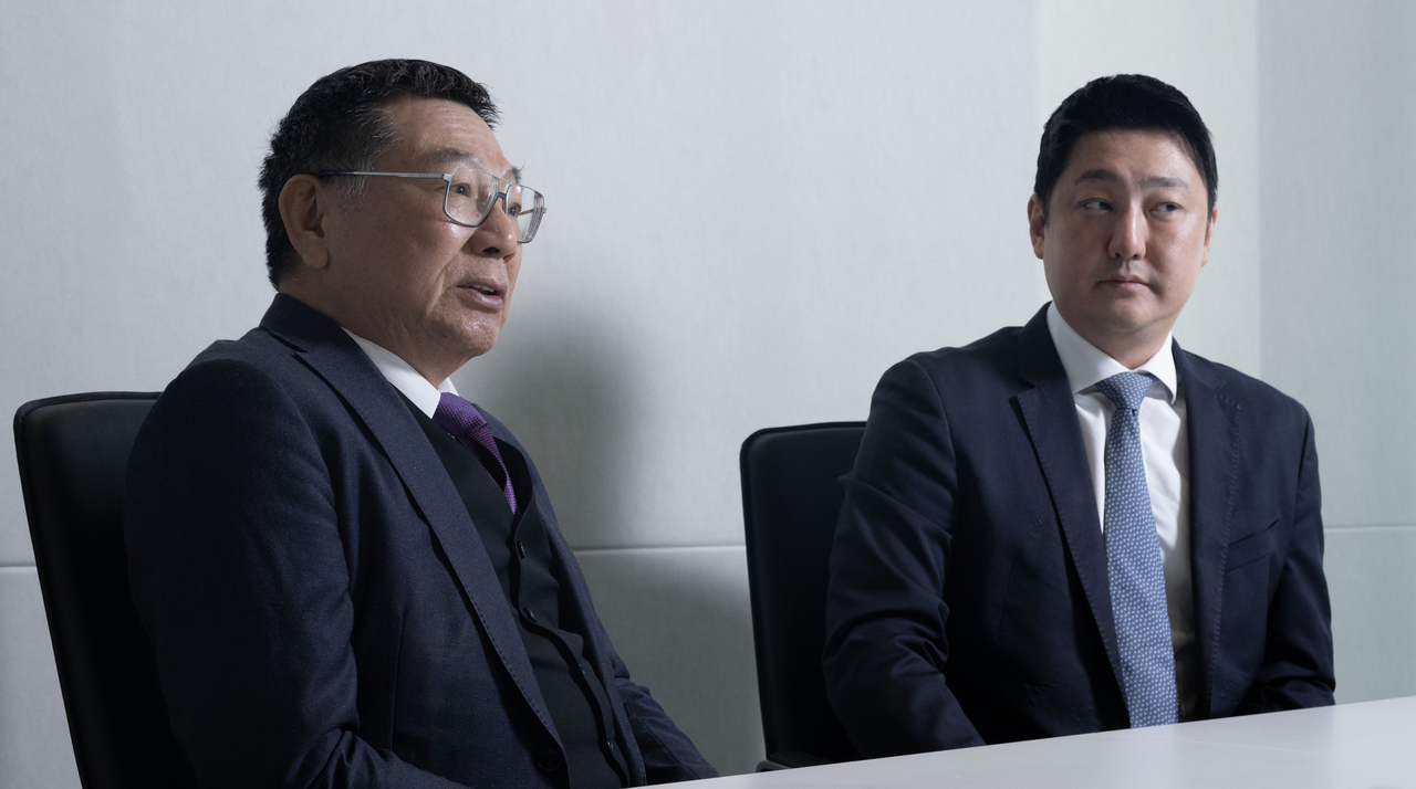 Colley Hwang (left), chair of Taiwan-based Digitimes and Kim Sung-soo Eric, CEO of Datacrunch Global, speaks during an interview with The Korea Herald in Yeouido, Seoul, on Nov. 7 (Im Se-jun/The Korea Herald)