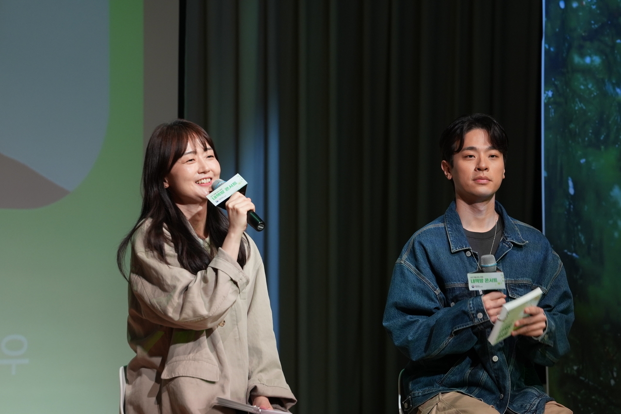 Actor-publisher Park Jeong-min (right) at a book talk at the National Library of Korea in Seoul on April 17 (National Library for the Disabled)