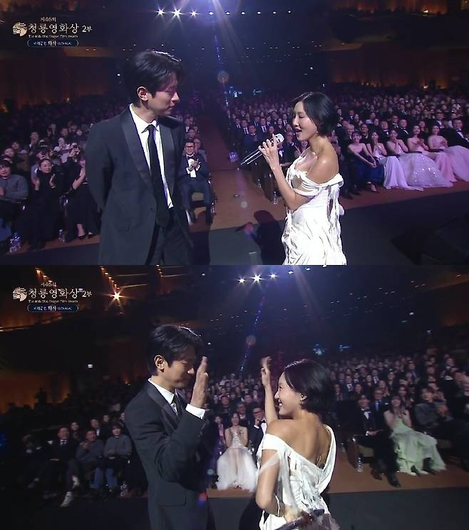 Park Jeong-min (left) and singer Hwasa perform during the 46th Blue Dragon Film Awards ceremony at KBS Hall, Seoul, Nov. 19. (Screen capture from KBS broadcast)