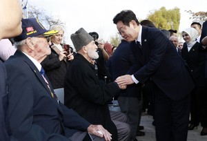 Lee pays tribute at Korean War Memorial in Ankara