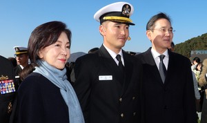 Samsung founding family in rare appearance as Lee's son joins Navy