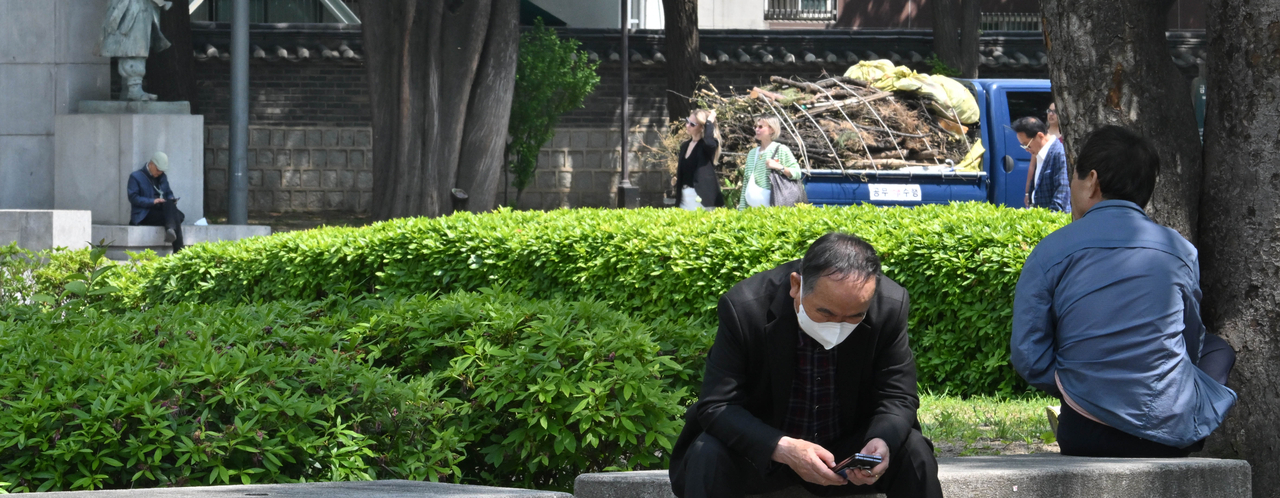 Senior citizens rest at Tapgol Park in central Seoul, May 7, 2022. (Im Se-jun/The Korea Herald)
