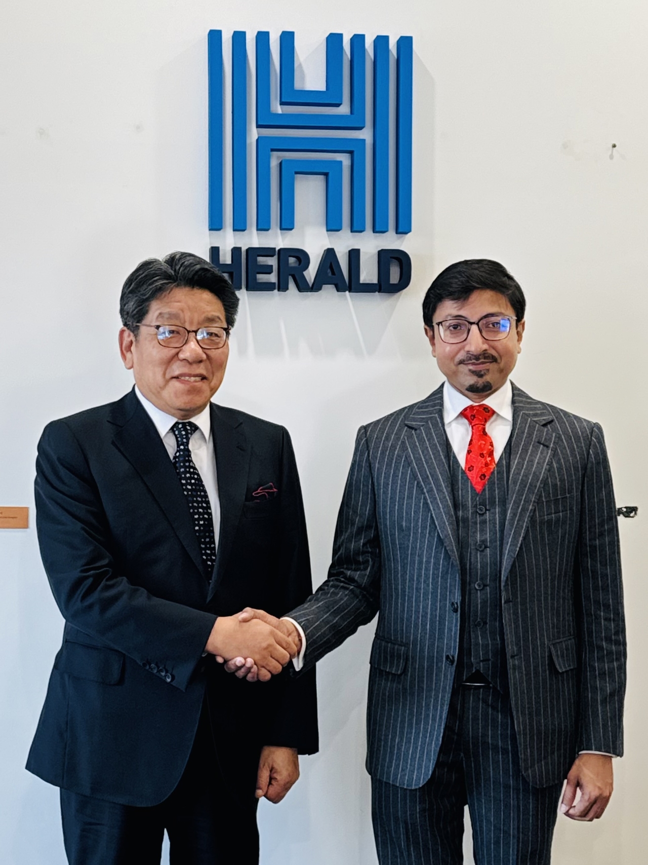 Newly appointed Indian Ambassador to South Korea Gourangalal Das (right) and Herald Media Group CEO Choi Jin-young exchange greetings during a courtesy visit to Herald Corp. headquarters in central Seoul on Wednesday. (Sanjay Kumar/The Korea Herald)