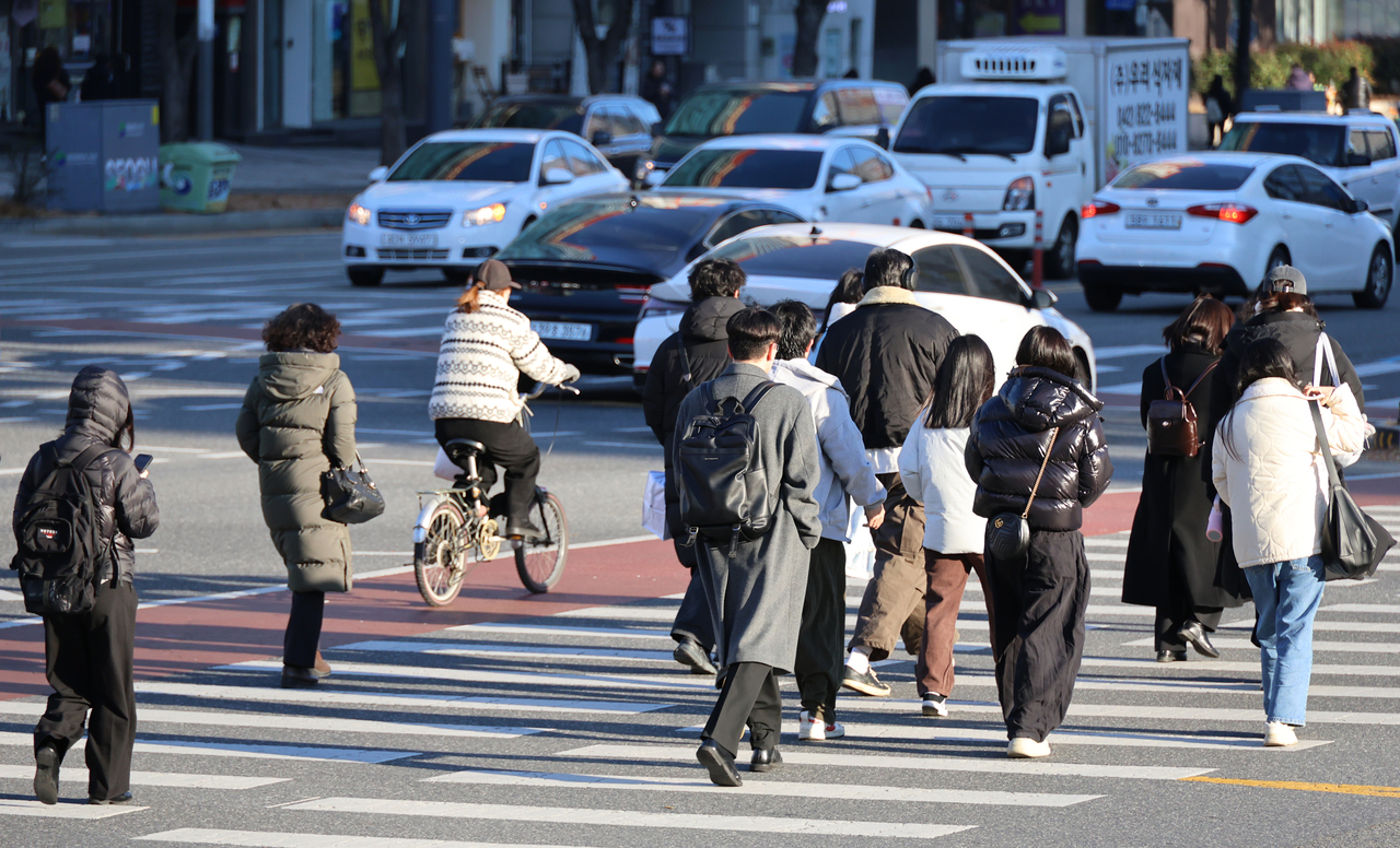 Pedestrians wearing winter clothes are seen in this photo taken Wednesday morning in Daejeon. (Yonhap)