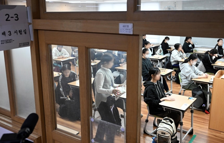 The national college entrance exam, commonly known as the Suneung, is administered at a school in Seoul on Nov. 13. (Joint Press Corps)