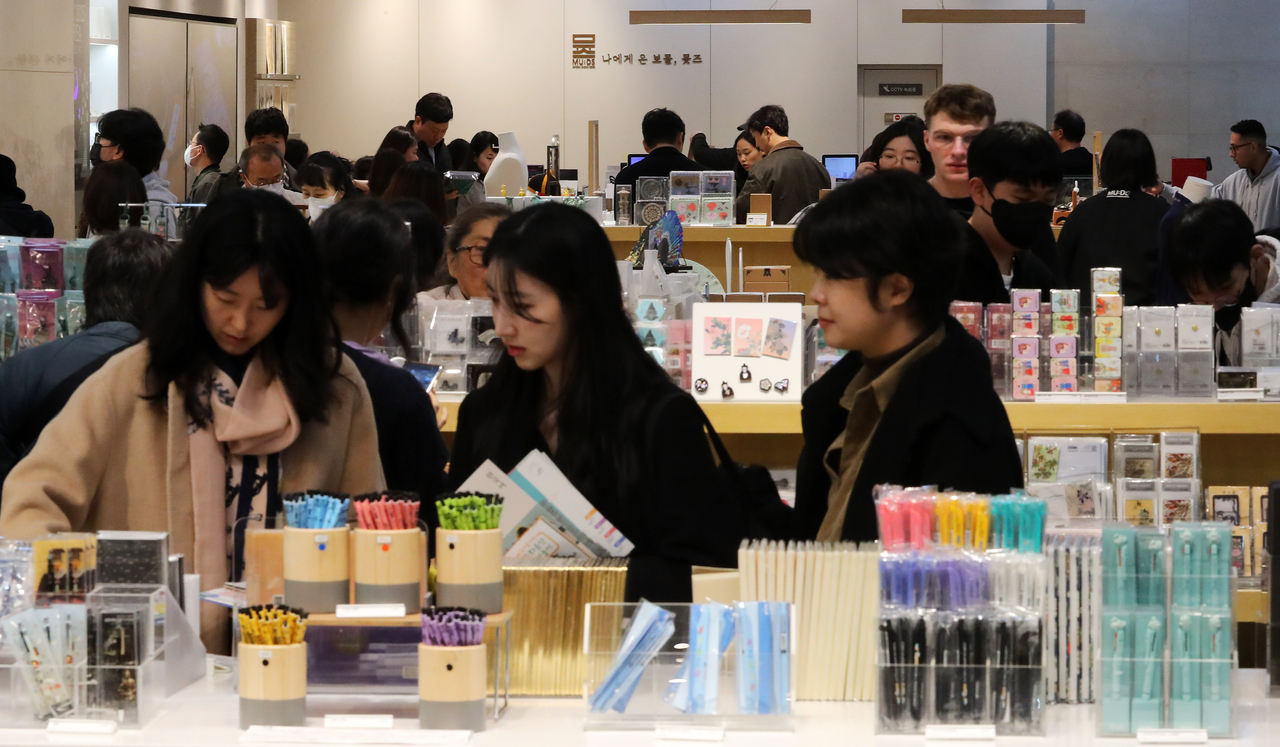 Visitors browse MU:DS merchandise at the museum gift shop on Nov. 4. (Newsis)