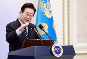 Lee to meet SoftBank CEO for talks on AI, semiconductor cooperation