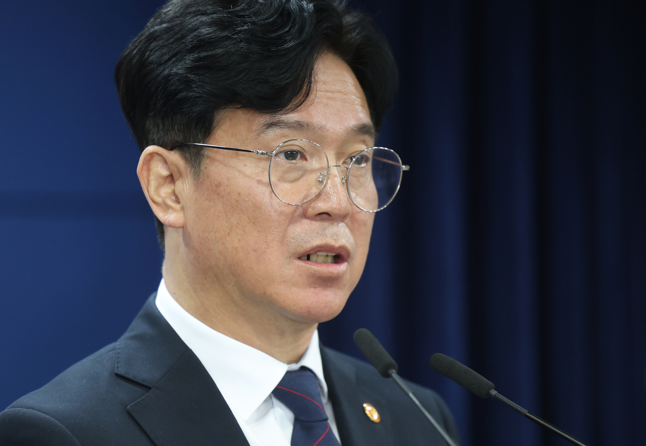 Labor Minister Kim Young-hoon speaks at the Seoul Government Complex on Nov. 24. (Yonhap)