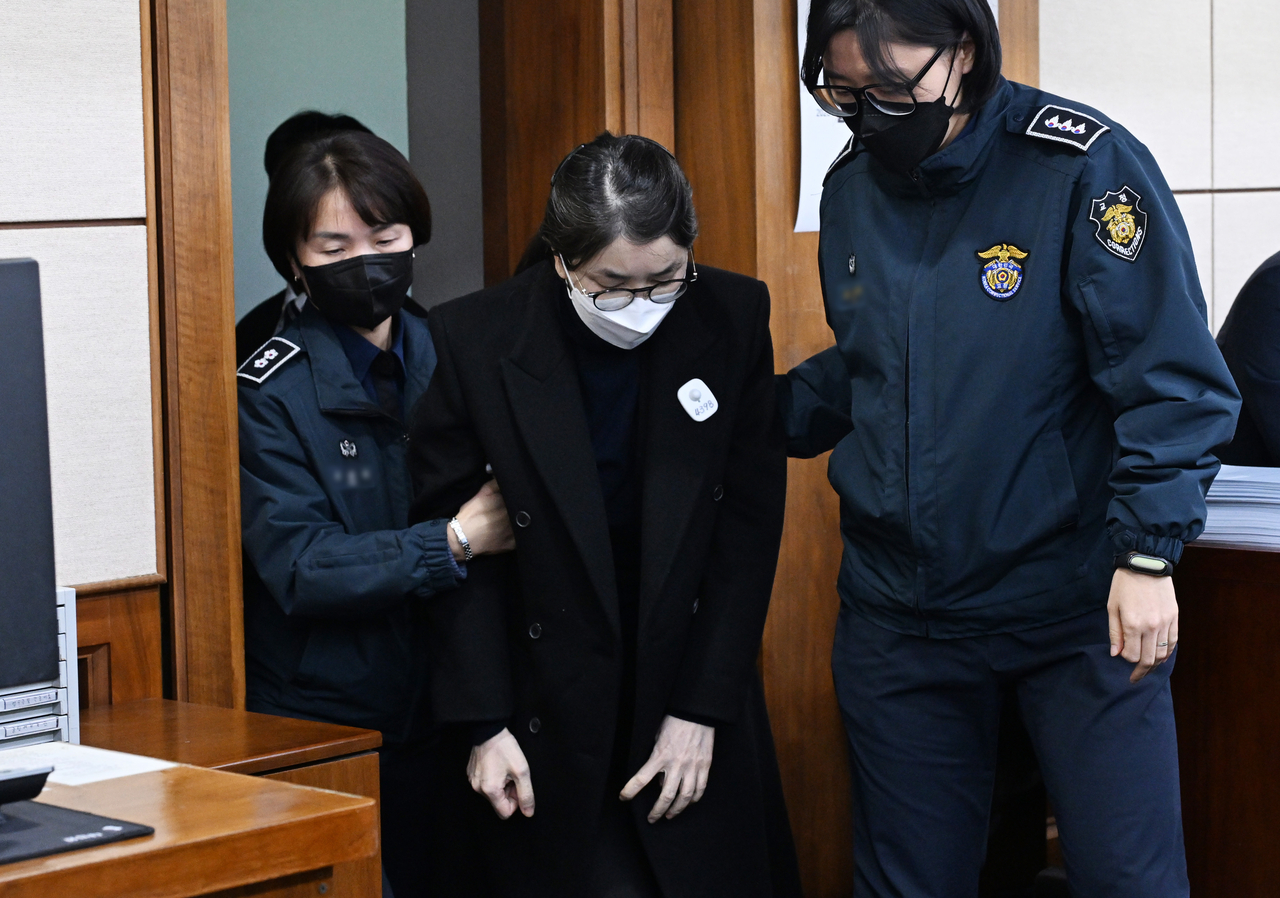 Escorted by correctional officers, former first lady Kim Keon Hee arrives at the Seoul Central District Court in southern Seoul on Wednesday for her corruption trial. (Yonhap)